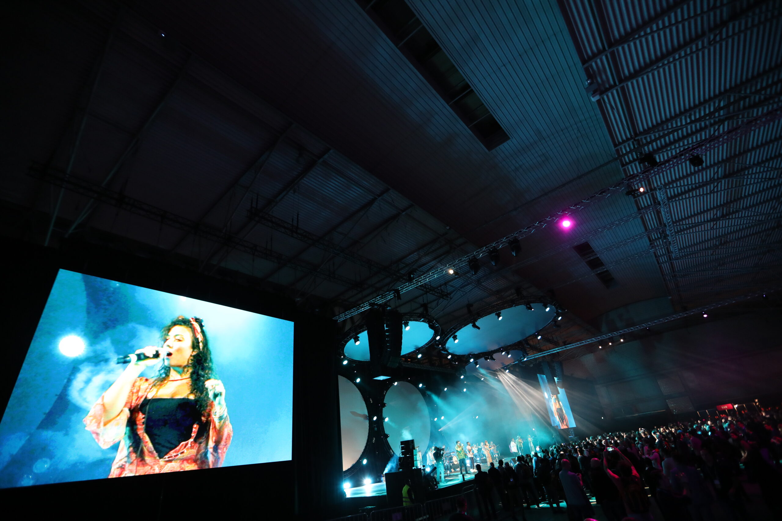 Full Width Featured Image with Sidebar